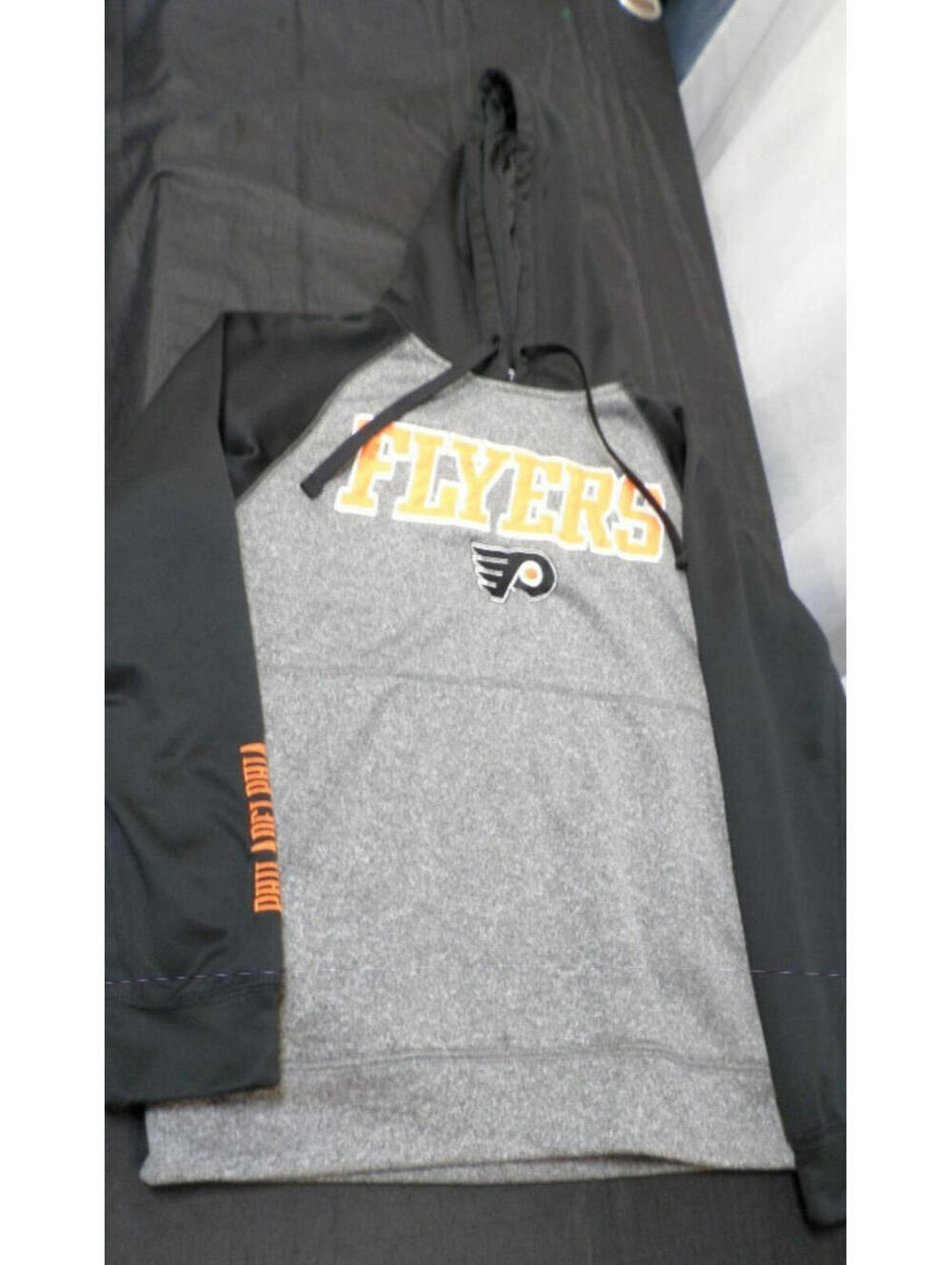 OFFICIAL NHL PHILADELPHIA FLYERS POLYESTER PULLOVER BLACK & GRAY HOODIE MEDIUM